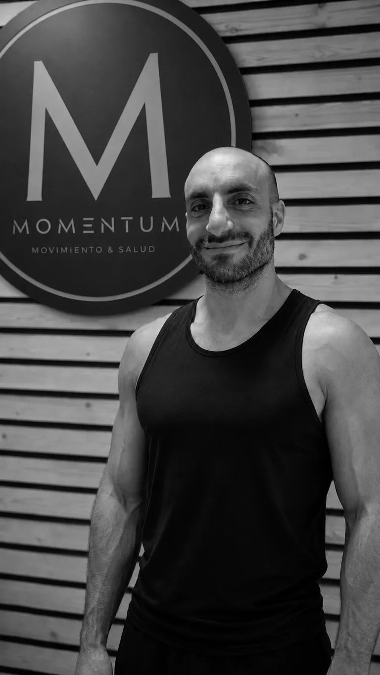 Retrato de Javier Obaid frente al logo de Momentum.