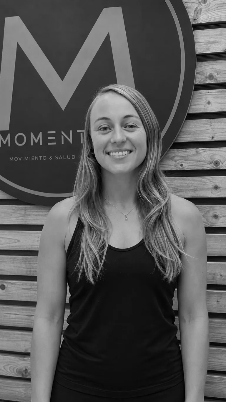 Retrato de Noelle Brito frente al logo de Momentum.