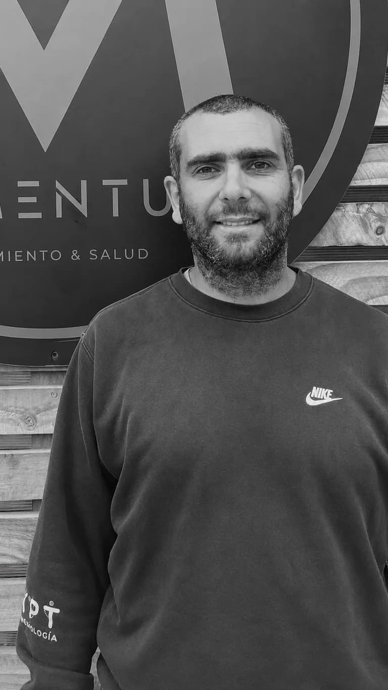 Retrato de Sebastián Manzur frente al logo de Momentum.